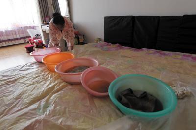 平远楼上漏水，住户失联，小区没物管，业主维权难！律师来支招……